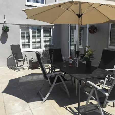Sandy Cottage, Nr Eden & Beaches
